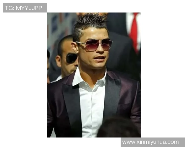 足球明星C罗身着西装的时尚魅力与风采展示