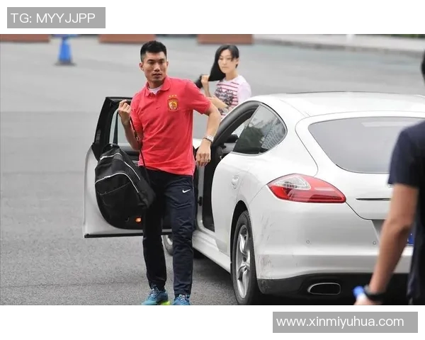 足球明星与豪车的完美结合汽车出风口的时尚魅力与运动精神