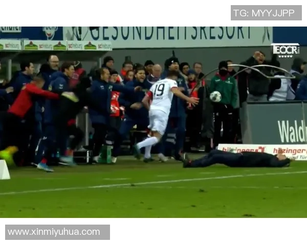 足球明星在比赛中遭遇激烈冲突瞬间引发全场轰动与热议