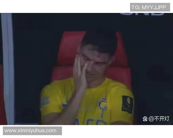 足球明星在比赛中意外受伤球迷心碎赛季前景堪忧