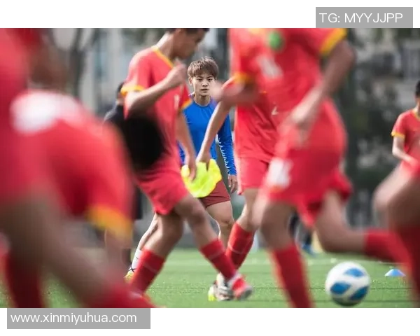 足球明星在户外进行跑步训练提升体能与技巧的完美结合