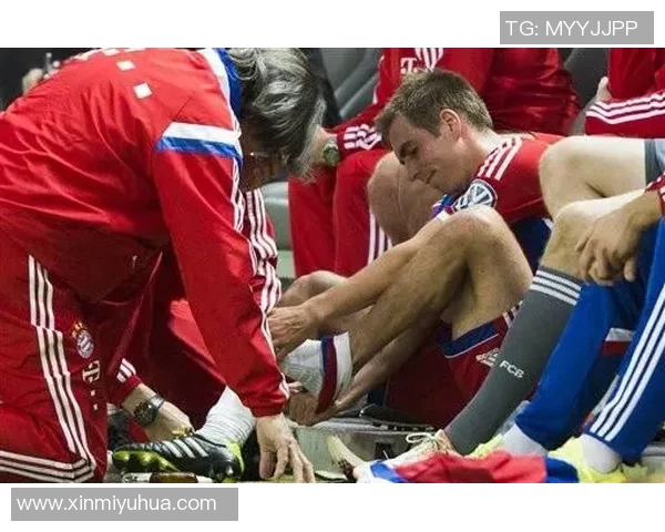 足球明星因伤打石膏休战球迷心痛期待他早日复出重返赛场