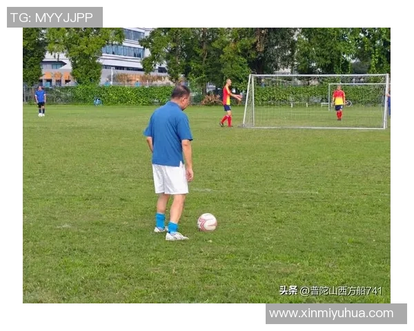 足球明星在赛场上的帅气瞬间展现他们的风采与魅力