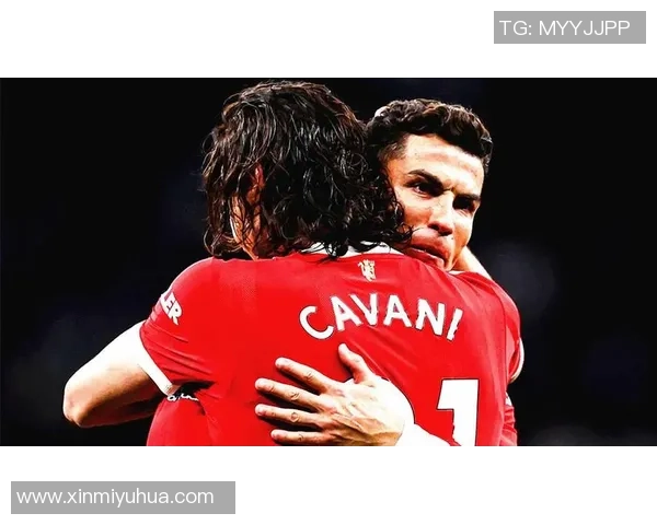 足球明星怀抱孩子展现温情一幕引发网友热议与感动