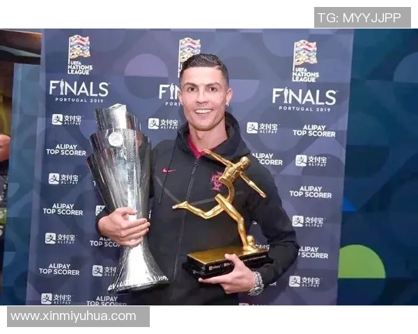 足球明星纷纷赞扬C罗的卓越表现与职业精神引发热议